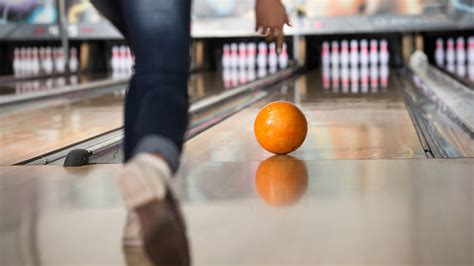 jugar bolos en barcelona|Boleras de Barcelona: los mejores lugares para jugar a bolos